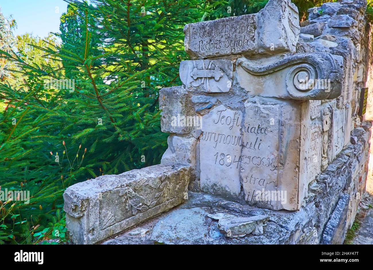 KAMIANETS, UKRAINE - 14. JULI 2021: Die zerstörten Grabsteine auf dem polnischen Friedhof der Katholischen Kathedrale wurden am 14. Juli in Kamia zu einem Denkmal vereint Stockfoto