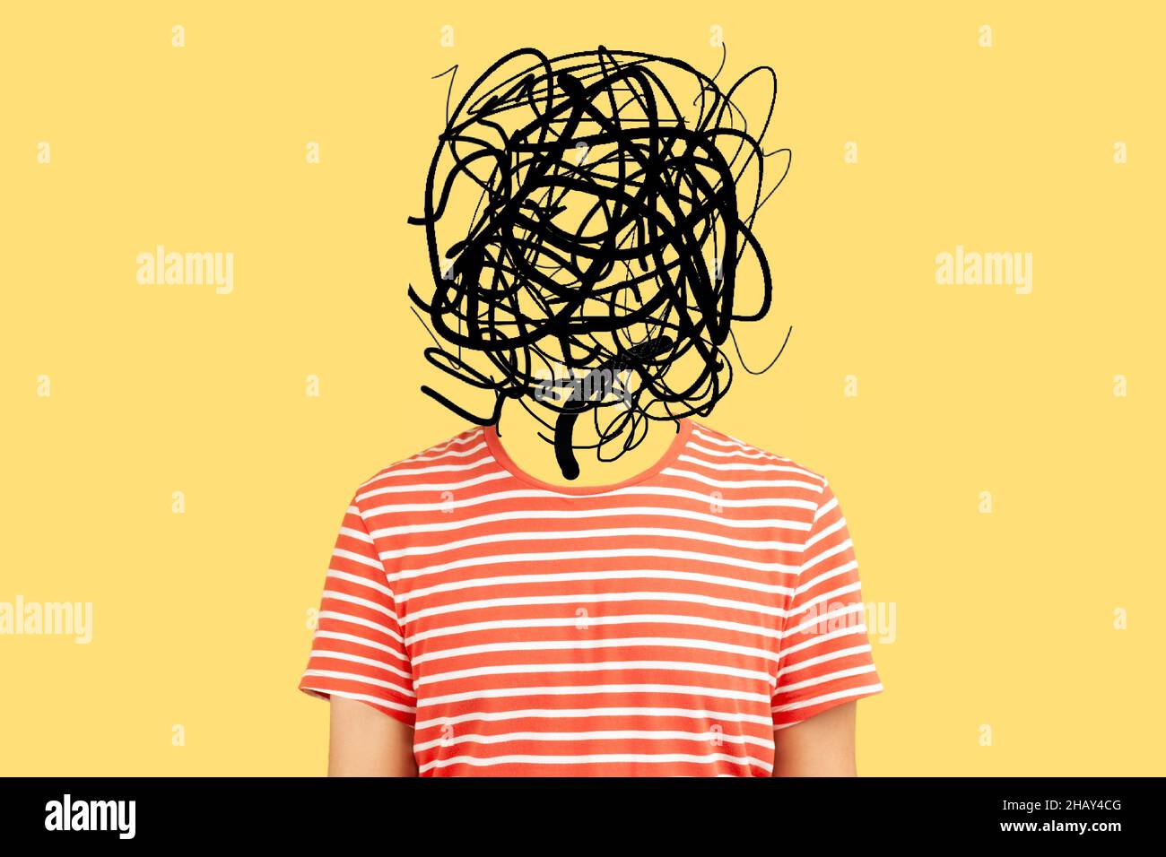 Frustrierter Mann mit nervösen Problem fühlen Angst und Verwirrung der Gedanken. Psychische Störung und Chaos im Bewusstsein. Innenaufnahme des Studios isoliert auf gelbem Hintergrund Stockfoto