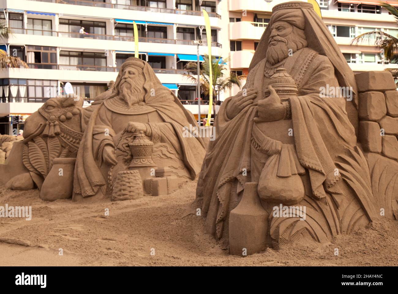 Las Palmas de Gran Canaria, Spanien - Dezember 13: Besucher bewundern Belen de Arena, Weihnachtskrippen aus Sand, am Stadtstrand von Las Canteras, Dezember Stockfoto