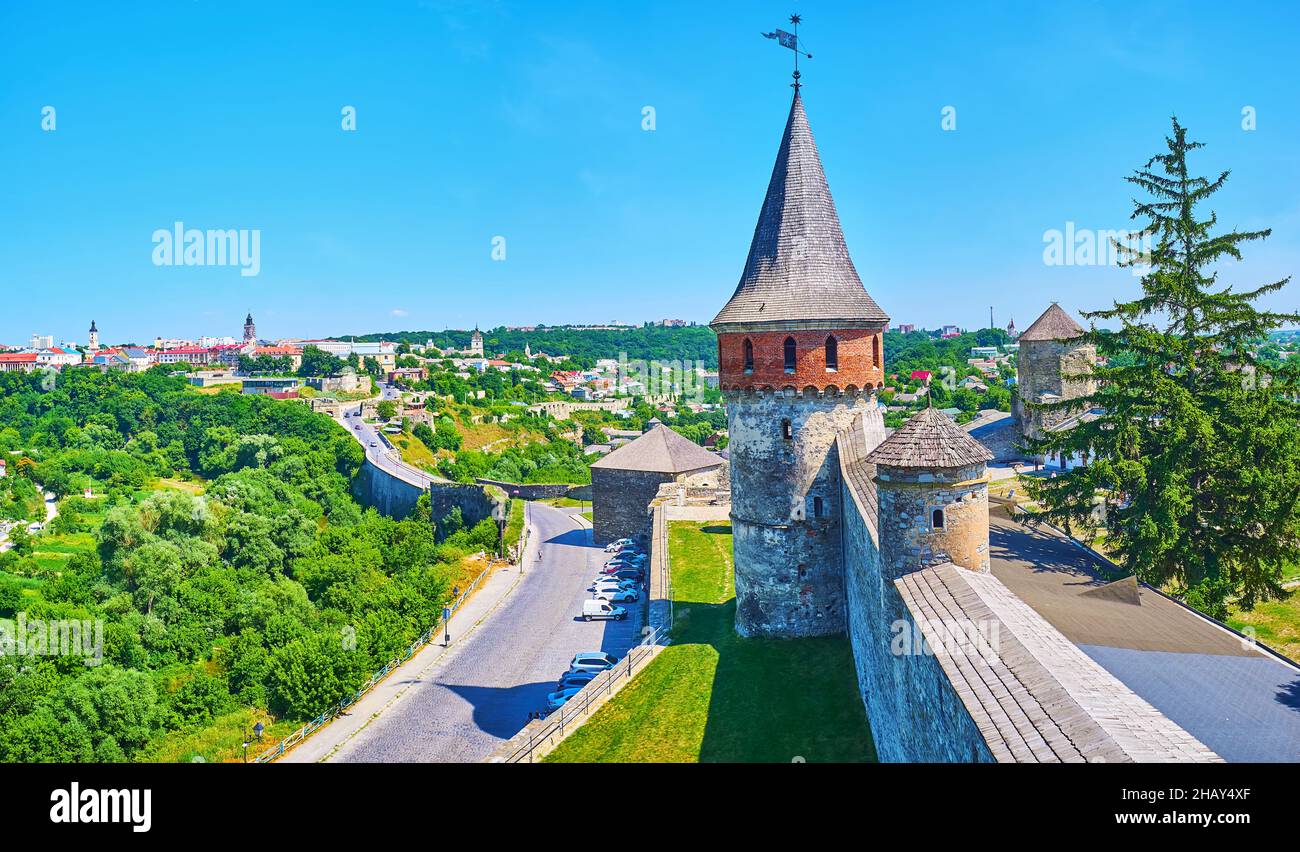 Die malerische Aussicht mit Turm und Stadtmauern von Kamianets-Podilskyi Schloss und üppiges Grün in Smotrych River Canyon im Hintergrund, Ukraine Stockfoto