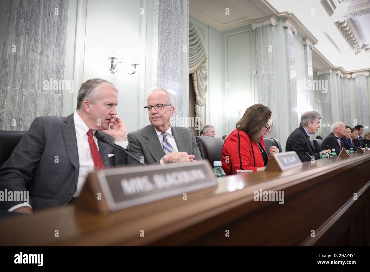 Der US-Senator Dan Sullivan (Republikaner von Alaska) und der US-Senator Jerry Moran (Republikaner von Kansas) sprechen am Mittwoch, dem 15. Dezember 2021, während einer Anhörung des Senats über die Aufsicht über Handel, Wissenschaft und Verkehr auf dem Capitol Hill in Washington, DC. Quelle: Tom Brenner/Pool via CNP /MediaPunch Stockfoto