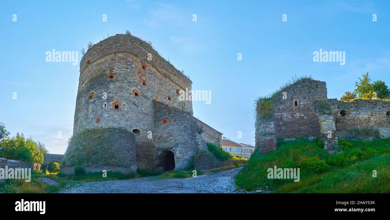 Panorama des mittelalterlichen Stephans Bathory Turms und der erhaltenen Steinmauer der Festung Kamianets-Podilskyi, Ukraine Stockfoto