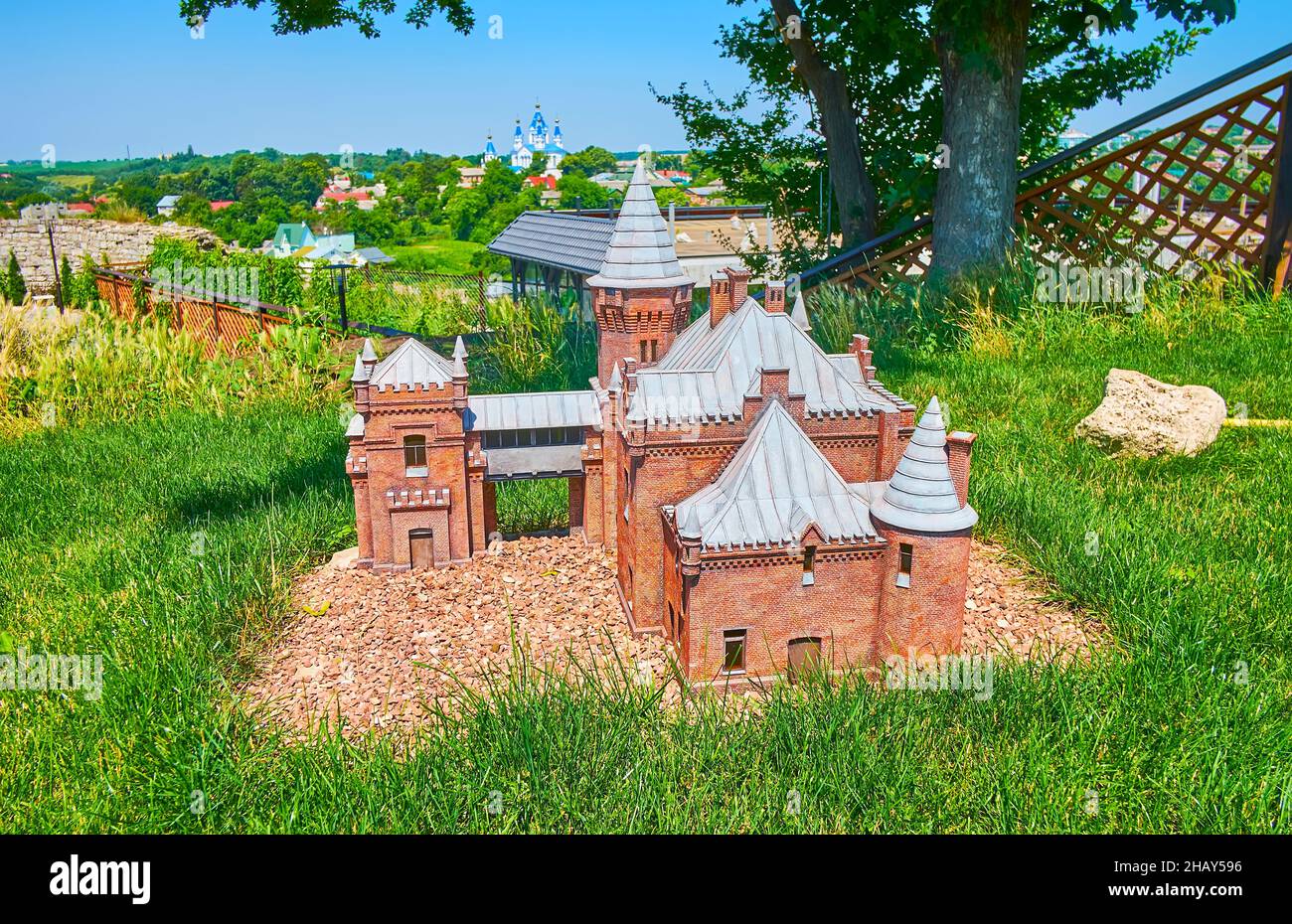 Der saftige Rasen im Museum der Miniaturen mit einer Replik des historischen Backsteins Popov Castle, Kamianets-Podilskyi, Ukraine Stockfoto