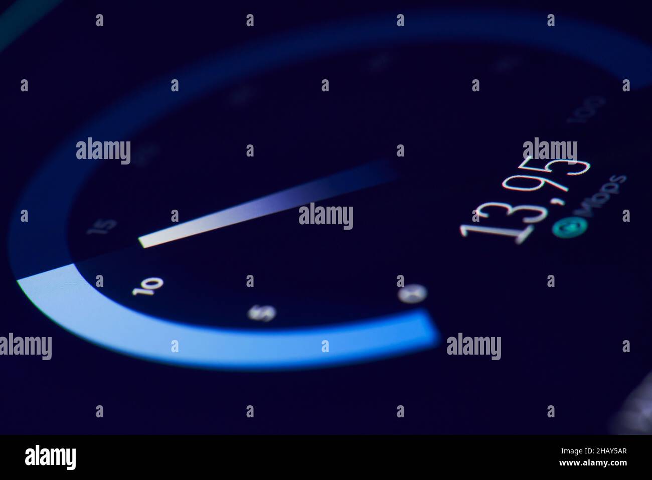 Internetgeschwindigkeit wird überprüft. Ergebnisse des Internet-Geschwindigkeitstests. Handy-Bildschirm mit Beschleunigungsmesser mit hohen Werten der Internet-Geschwindigkeit Stockfoto