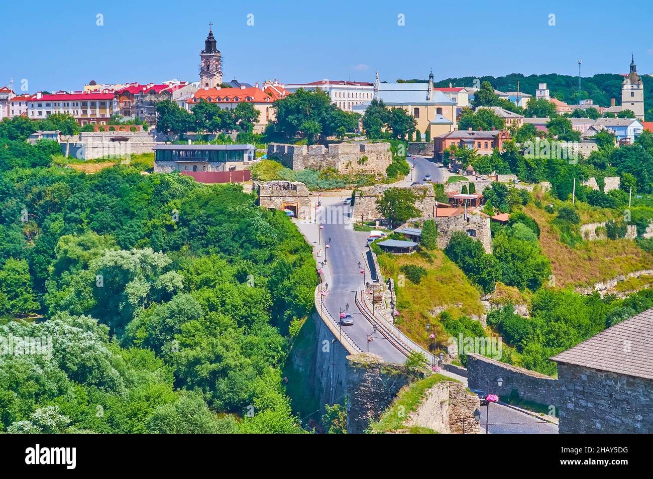 Der tiefe Smotrych River Canyon und die alte steinerne Castle Bridge mit Reitwagen, die das mittelalterliche Schloss mit der Altstadt von Kamianets-Podilsky verbindet Stockfoto