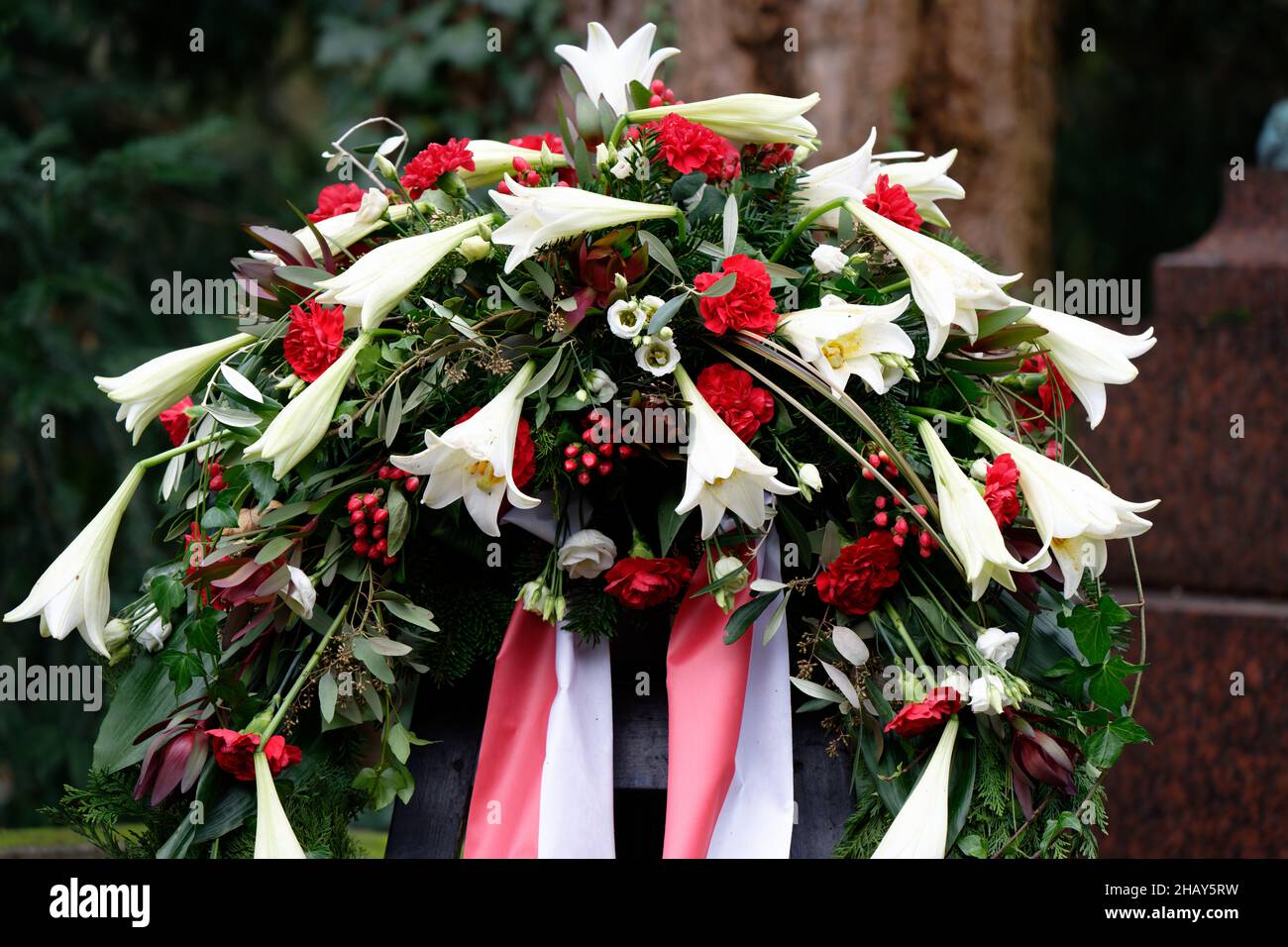 Trauerkranz mit Bogen auf einem Grab nach einer Beerdigung Stockfoto