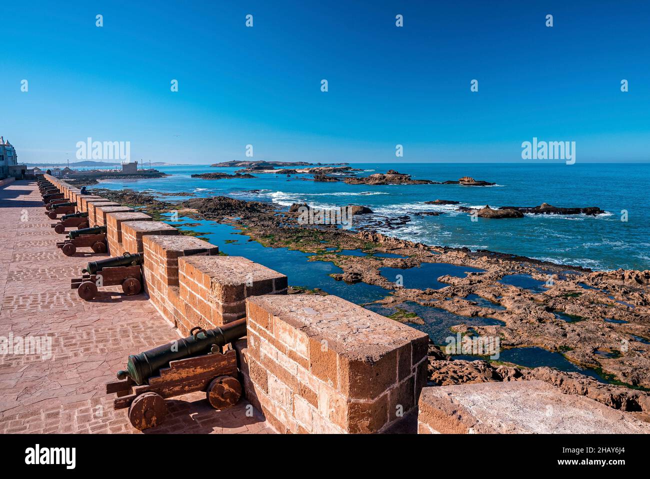 Eine Reihe alter Kanonen, die durch einen Mauerschlitz auf die historische Festung gerichtet waren Stockfoto
