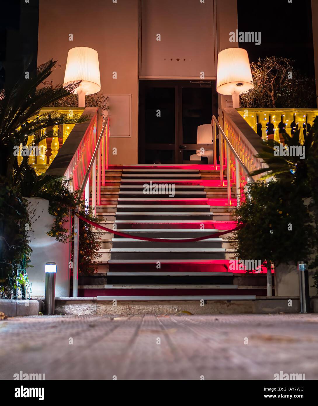 Beleuchtete Treppe eines renommierten Nachtclubs und Restaurants Stockfoto