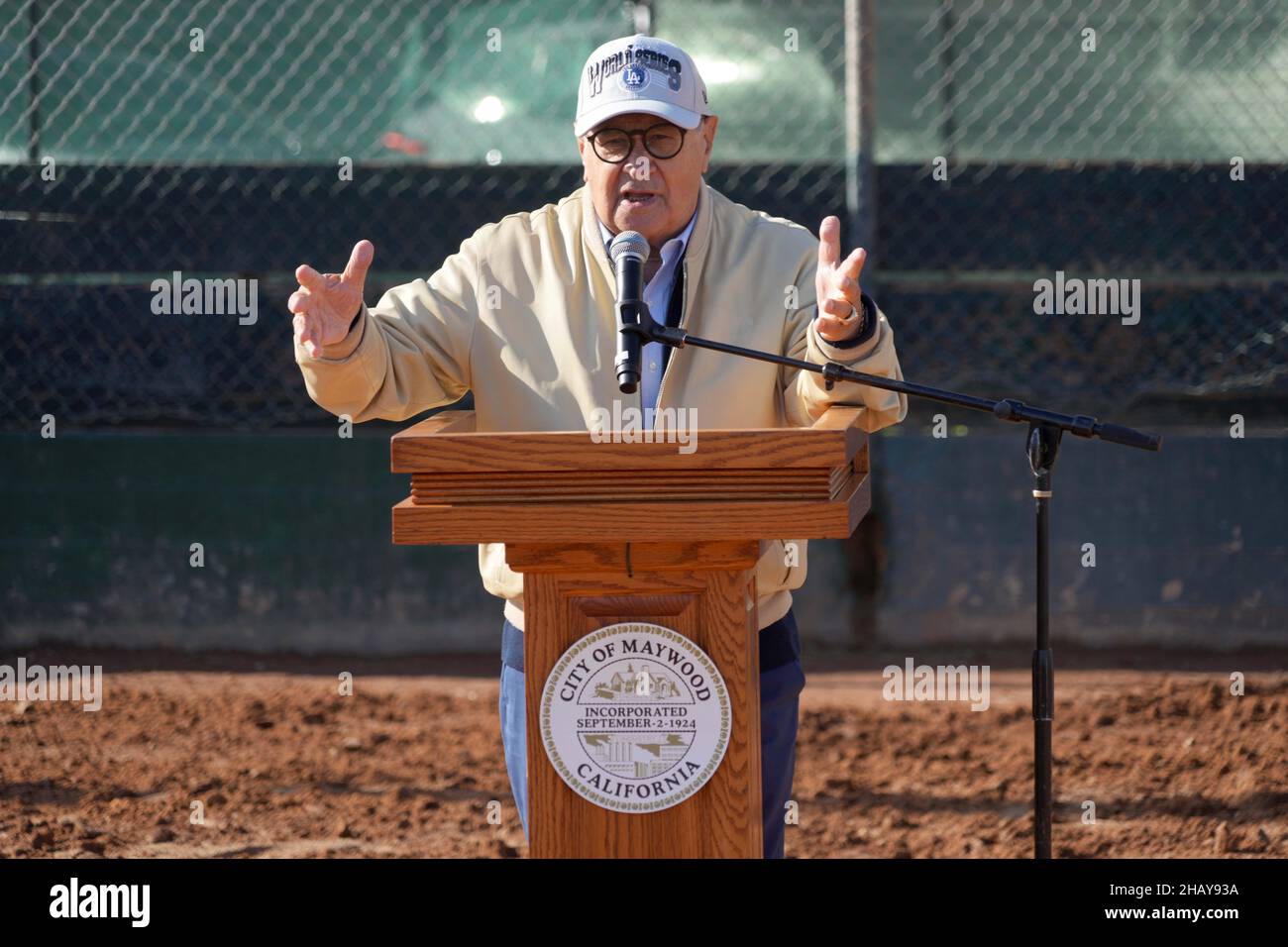 Der spanischsprachige Sender Jaime Jarrin von Los Angeles Dodgers spricht während einer Spatenstich-Zeremonie im Maywood Park von Dodgers Dreamfield. Das Projekt Stockfoto