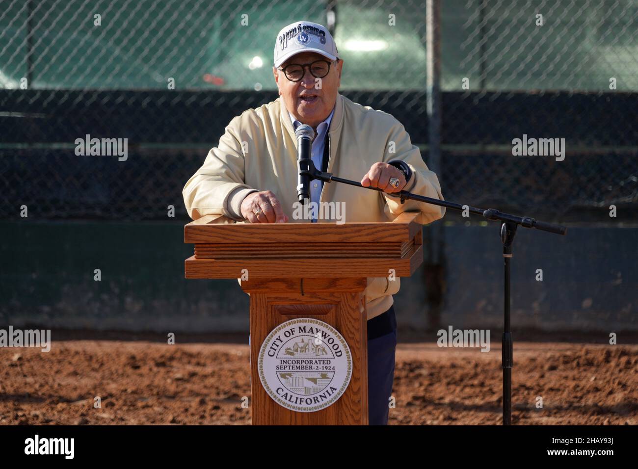 Der spanischsprachige Sender Jaime Jarrin von Los Angeles Dodgers spricht während einer Spatenstich-Zeremonie im Maywood Park von Dodgers Dreamfield. Das Projekt Stockfoto