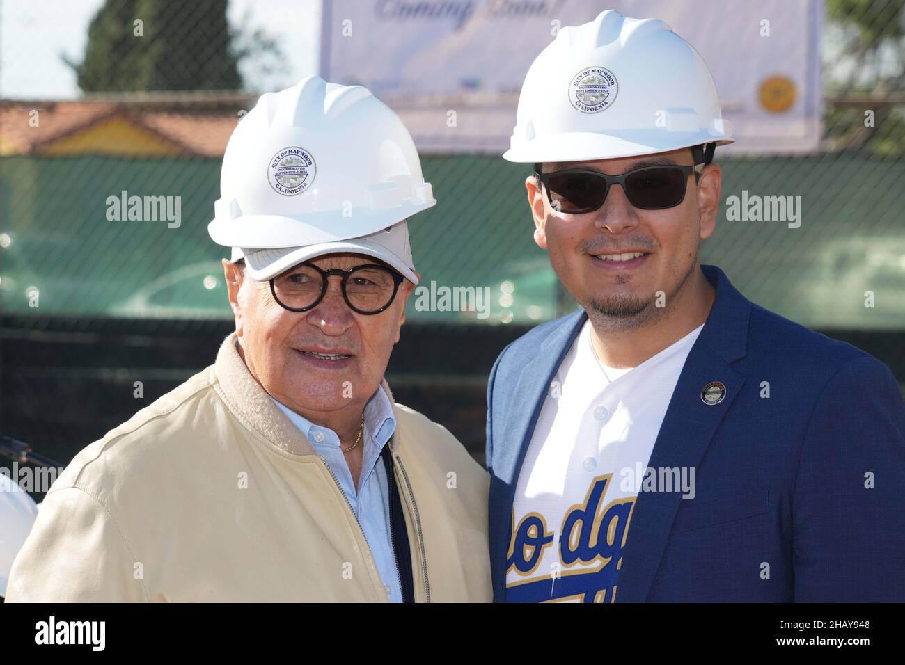 Los Angeles Dodgers der spanische Sender Jaime Jarrin (links) posiert mit dem Bürgermeister von Maywood, Ricardo Lara, während eines Dodgers Dreamfield-Spatenstichs Stockfoto