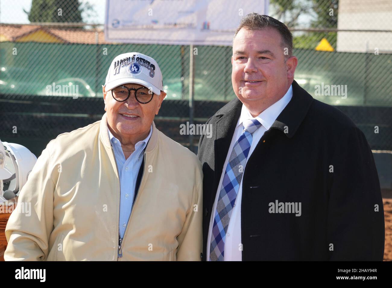 Los Angeles Dodgers der spanischsprachige Sender Jaime Jarrin (links) posiert mit dem Basketballtrainer West Ranch High und dem Stadtadminstrator Carlos F von Vernon Stockfoto