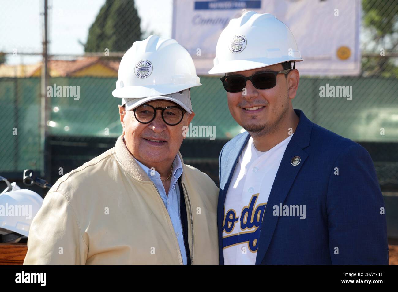 Los Angeles Dodgers der spanische Sender Jaime Jarrin (links) posiert mit dem Bürgermeister von Maywood, Ricardo Lara, während eines Dodgers Dreamfield-Spatenstichs Stockfoto