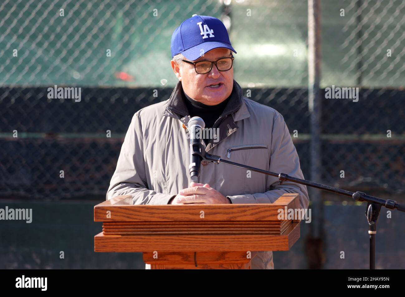 Jorge Jarrin, der Sohn des spanisch-sprachigen Senders Los Angeles Dodgers Jaime Jarrin, spricht während einer Spatenstich-Zeremonie bei Dodgers Dreamfield Stockfoto