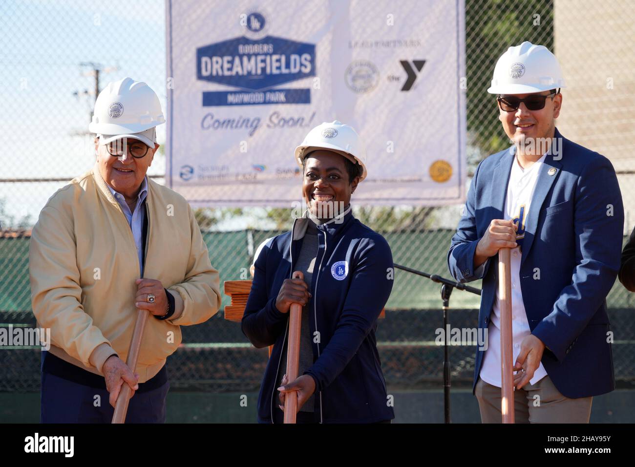 Los Angeles Dodgers spanischer Sender Jaime Jarrin (links), Nichol Whiteman (Mitte), CEO der Dodgers Foundation und Maywood Stockfoto