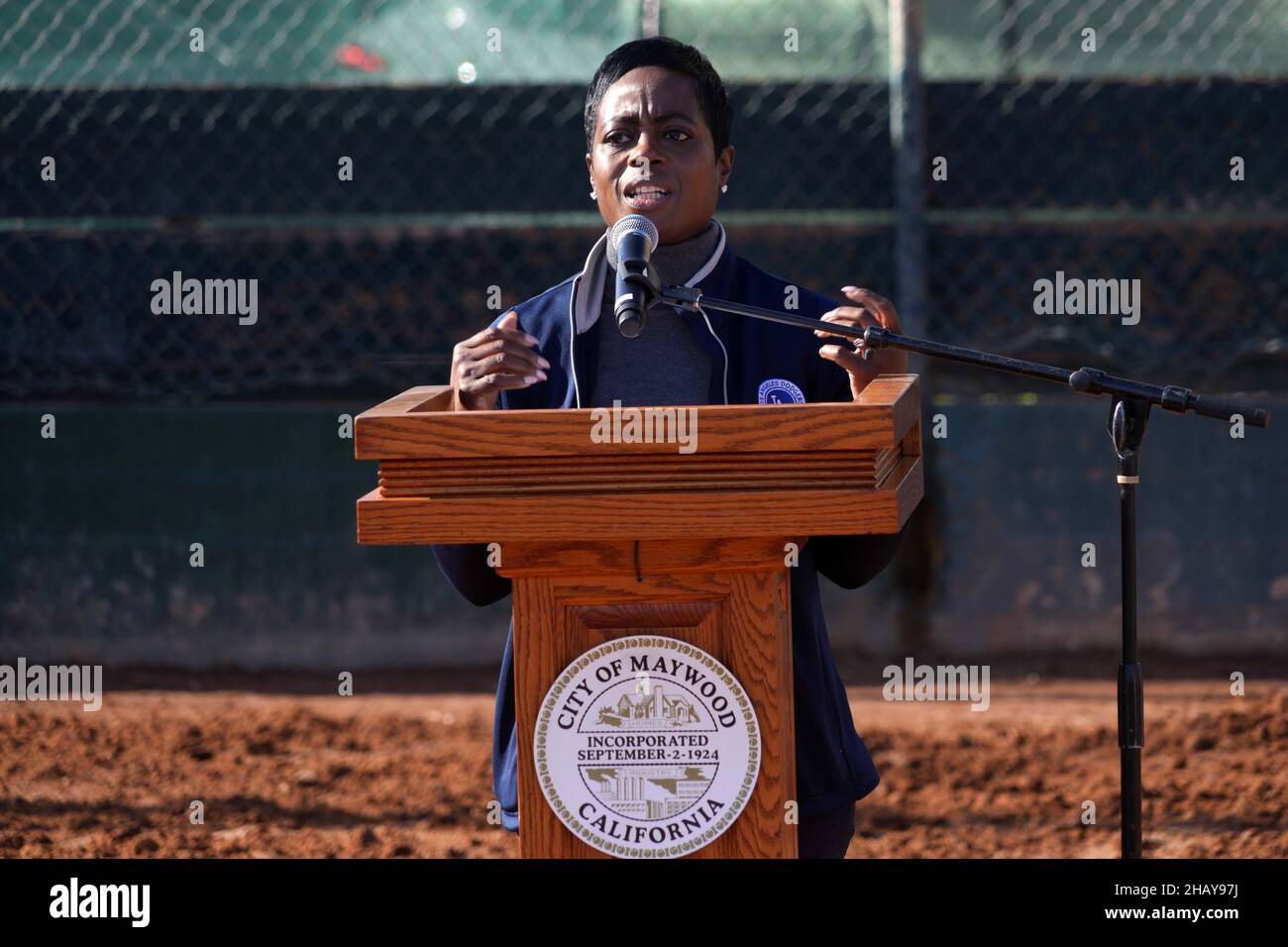 Nichol Whiteman, Chief Executive Officer von Los Angeles Dodgers, spricht während einer Grundsteinlegung von Dodgers Dreamfield im Maywood Park. Das Projekt in Stockfoto