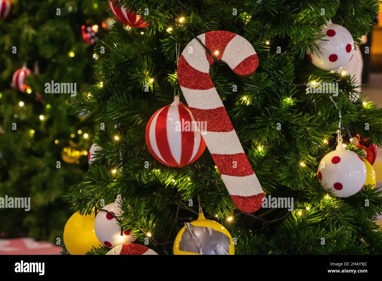 Frohes neues Jahr Weihnachtsbaum schmückt auf Hintergrund Bokeh der Seite flackernden Glühbirnen Girlanden für den Familienurlaub. Stockfoto