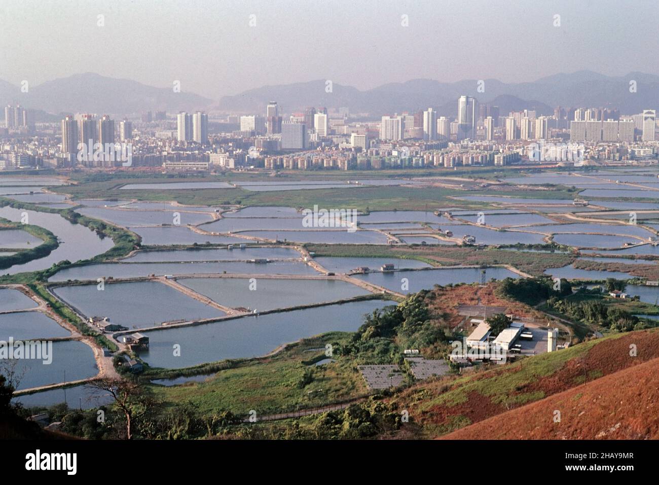 Ansicht von Ma Cho Lung, Hongkong, Blick nach Norden mit Shenzhen über den Shenzhen River hinaus, und Sandy Spur Police Operational Base, unten rechts von Foto 1992 Stockfoto