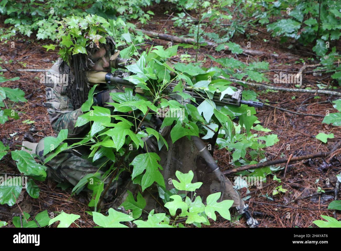 Aug 7, 2021 - Fort Pickett, D.C., USA- Virginia National Guard Soldaten zugewiesen, um die Portsmouth-basierte 2nd Squadron, 183rd Cavalry Regiment, 116th Infantry Brigade Combat Team Durchführung Bereich Aufklärungs-, Aufklärungs-Übergabe und Scharfschützenbeschäftigung Ausbildung 7. August 2021, während ihrer zwei Wochen der jährlichen Ausbildung in Fort Pickett, Virginia. (Bild: © Cotton Puryear/USA Army/ZUMA Press Wire Service/ZUMAPRESS.com) Stockfoto