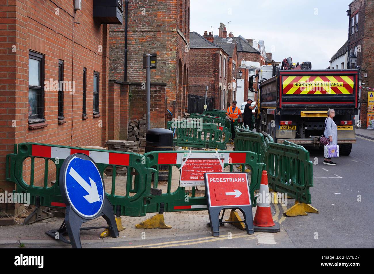 Arbeiter, die Autobahnwarnungen auf der High Street in BOSTON Lincolnshire durchführen, Stockfoto