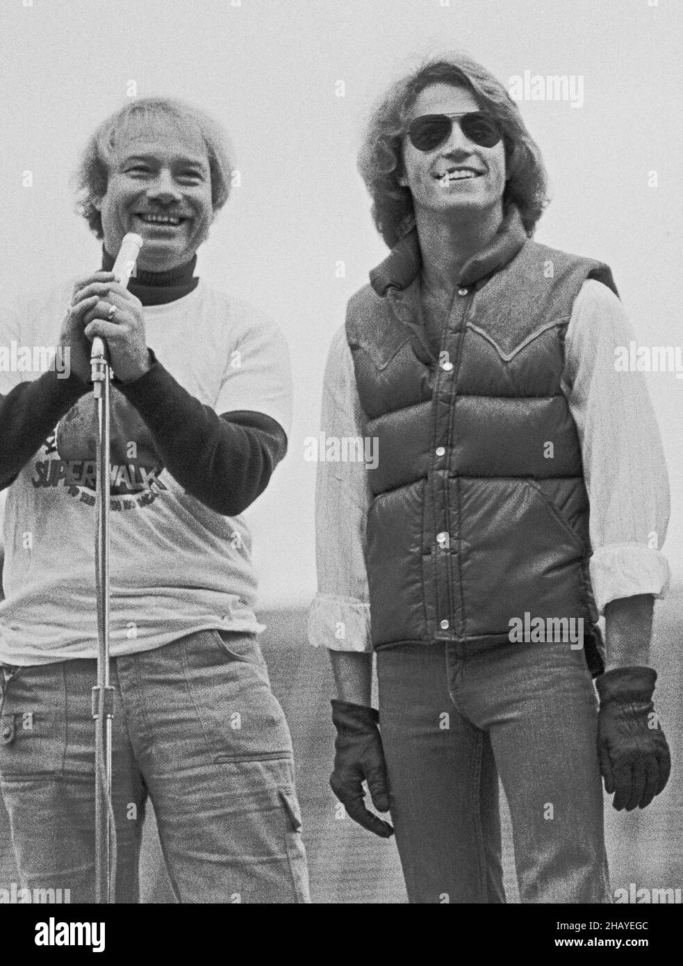 Andy Gibb der Bee Gees-Rockgruppe auf der rechten Seite und DJ Don Rose auf der Bühne im Kezar-Stadion beim jährlichen März des Dimes Walkathon in San Francisco, Kalifornien, 1978 Stockfoto