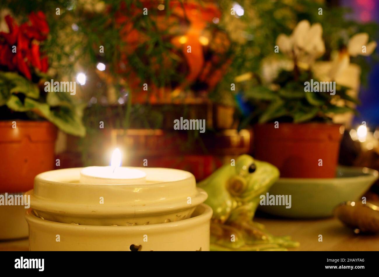 Nahaufnahme einer brennenden Teelkerze zu Weihnachten zu Hause mit weichem Fokus Hintergrund Stockfoto