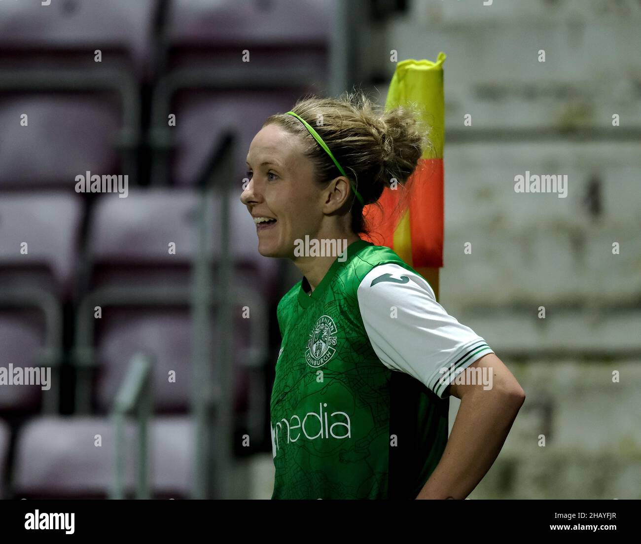 Edinburgh, Großbritannien. 15th Dez 2021. Tynecastle Park, Edinburgh, Scot Rachael Boyle (Hibernian, #23) ist kleiner als die Eckflagge während des SWPL1-Matches zwischen Hearts und Hibernian im Tynecastle Park in Edinburgh, Schottland. Park's Motor Group Scottish Women's Premier League 1 Alex Todd/SPP Credit: SPP Sport Press Photo. /Alamy Live News Stockfoto