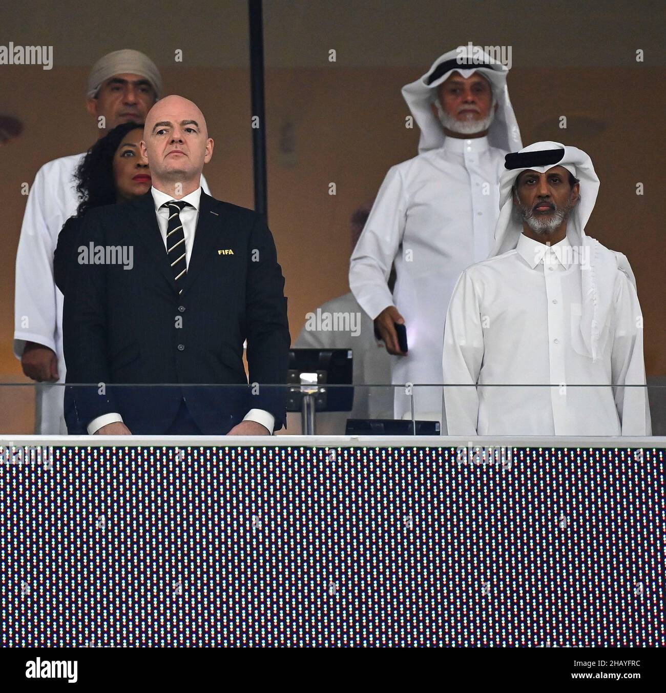 Doha, Katar. 15th Dez 2021. FIFA-Präsident Gianni Infantino (L) und der Präsident des katarischen Fußballverbands Sheikh Hamad bin Khalifa bin Ahmed al-Thani (R) stehen für die Nationalhymnen vor dem Halbfinale des FIFA Arab Cup Qatar 2021 zwischen Katar und Algerien im Al Thumama Stadium in Doha, Katar, am 15. Dezember 2021. Kredit: Nikku/Xinhua/Alamy Live Nachrichten Stockfoto