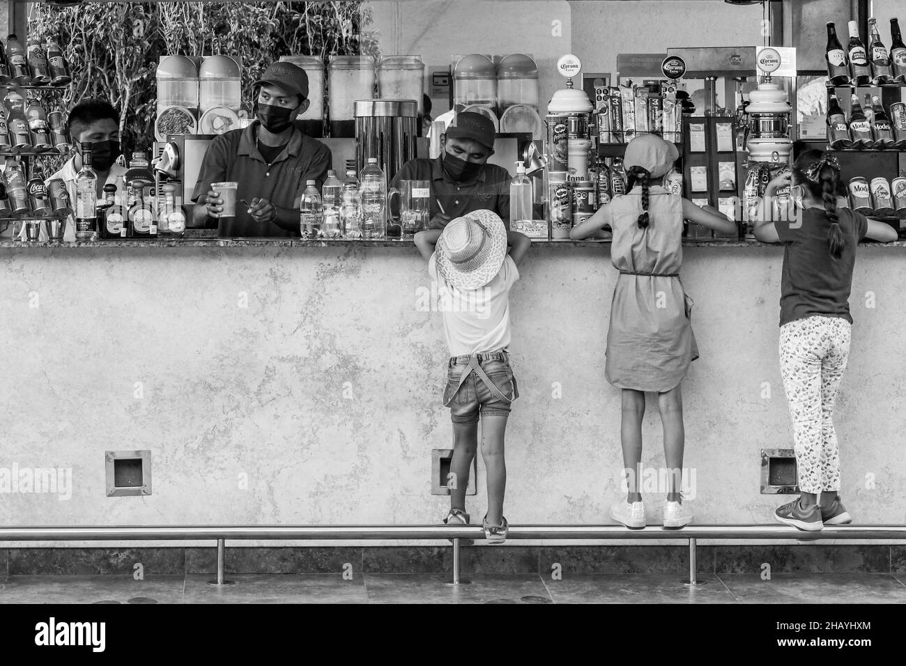 Mexikanische Kinder kaufen Snacks, Yucatan Mexiko Stockfoto