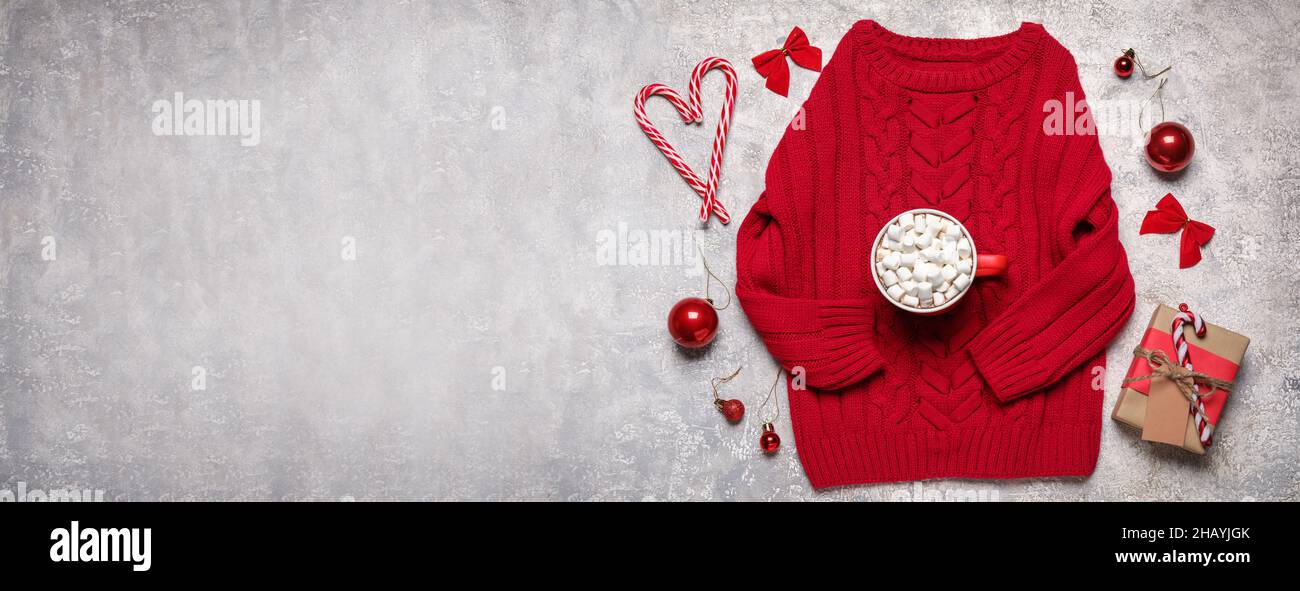 Kinderpullover mit Weihnachtsgeschenk und einer Tasse heißer Schokolade auf grunge-Hintergrund mit Platz für Text Stockfoto