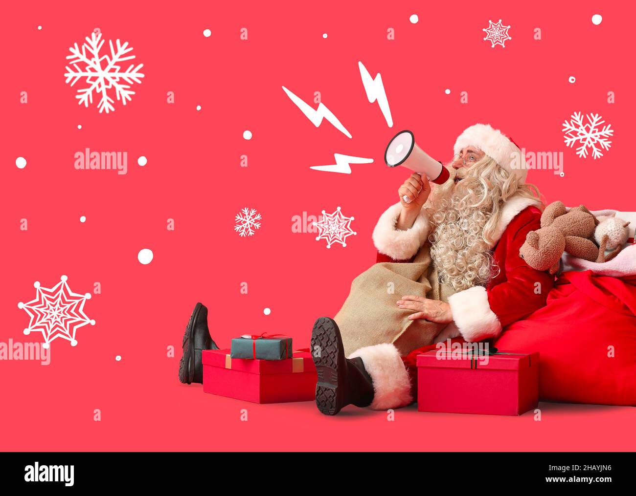 Weihnachtsmann mit Megaphon, Tasche und Geschenken auf rotem Hintergrund Stockfoto