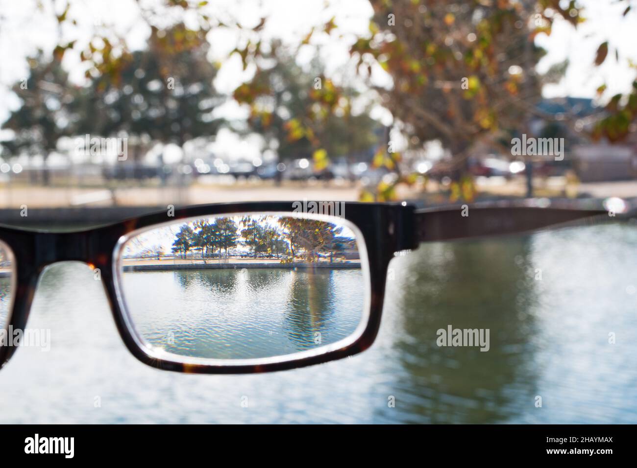 Ein Blick auf den See und die Küste durch die Linse einer verschreibungspflichtigen Brille Stockfoto