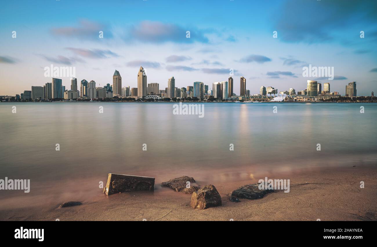 Blick auf die Skyline von San Diego von Coronado mit Felsen im Vordergrund Stockfoto