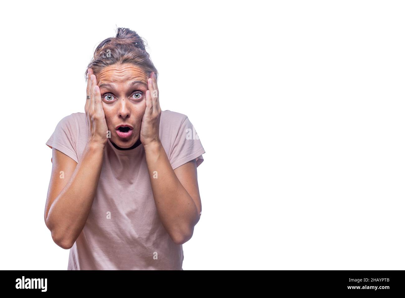 Überrascht Erwachsene Frau mit Händen auf Gesicht Blick auf die Kamera Stockfoto