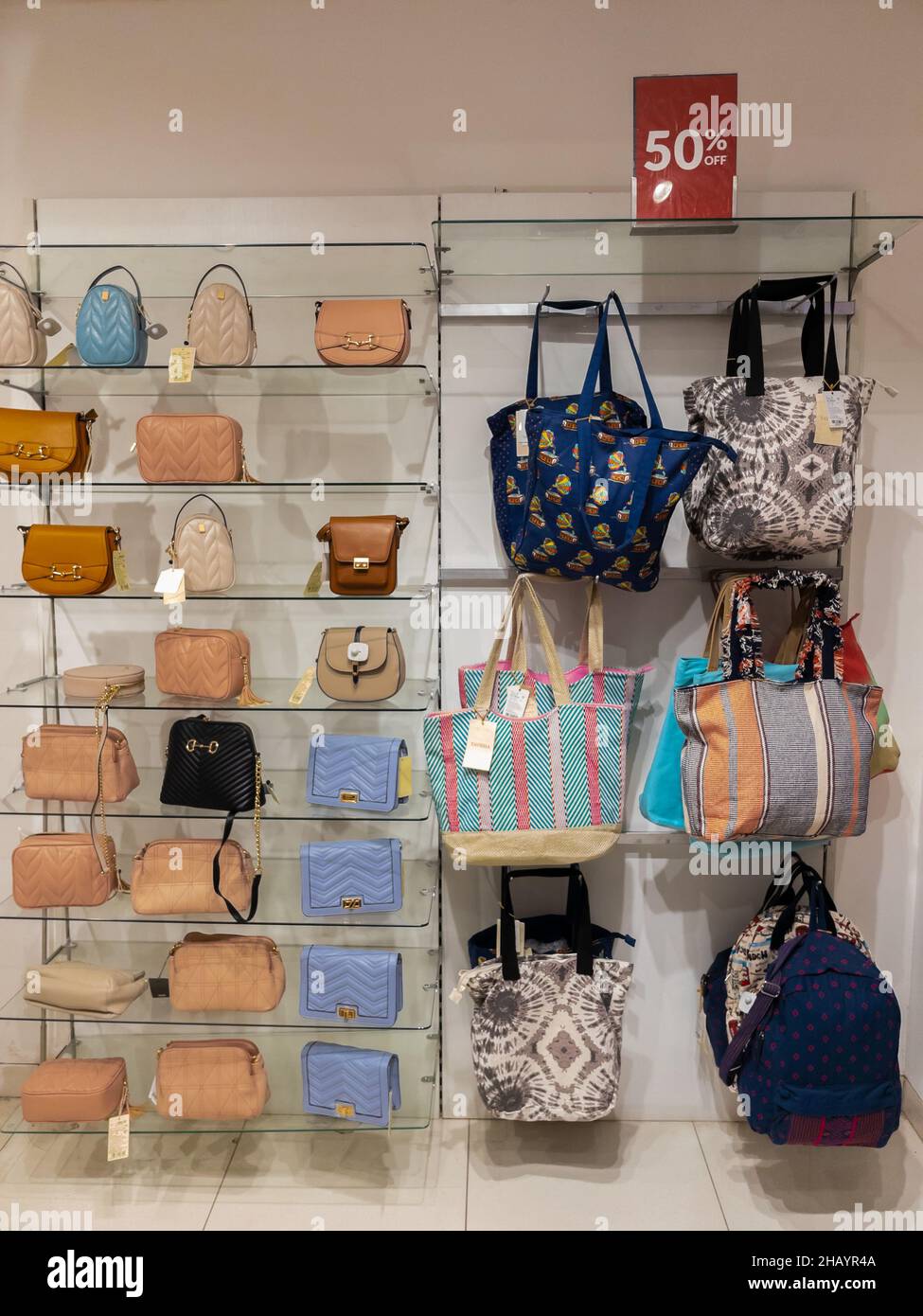 Schöne bunte Handtaschen in einem Einzelhandelsgeschäft zum Verkauf angezeigt Stockfoto