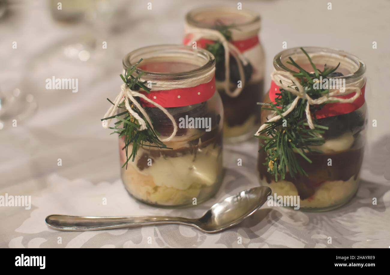 Drei Weihnachtsgläser gefüllt mit Schokoladencreme-Desserts Stockfoto