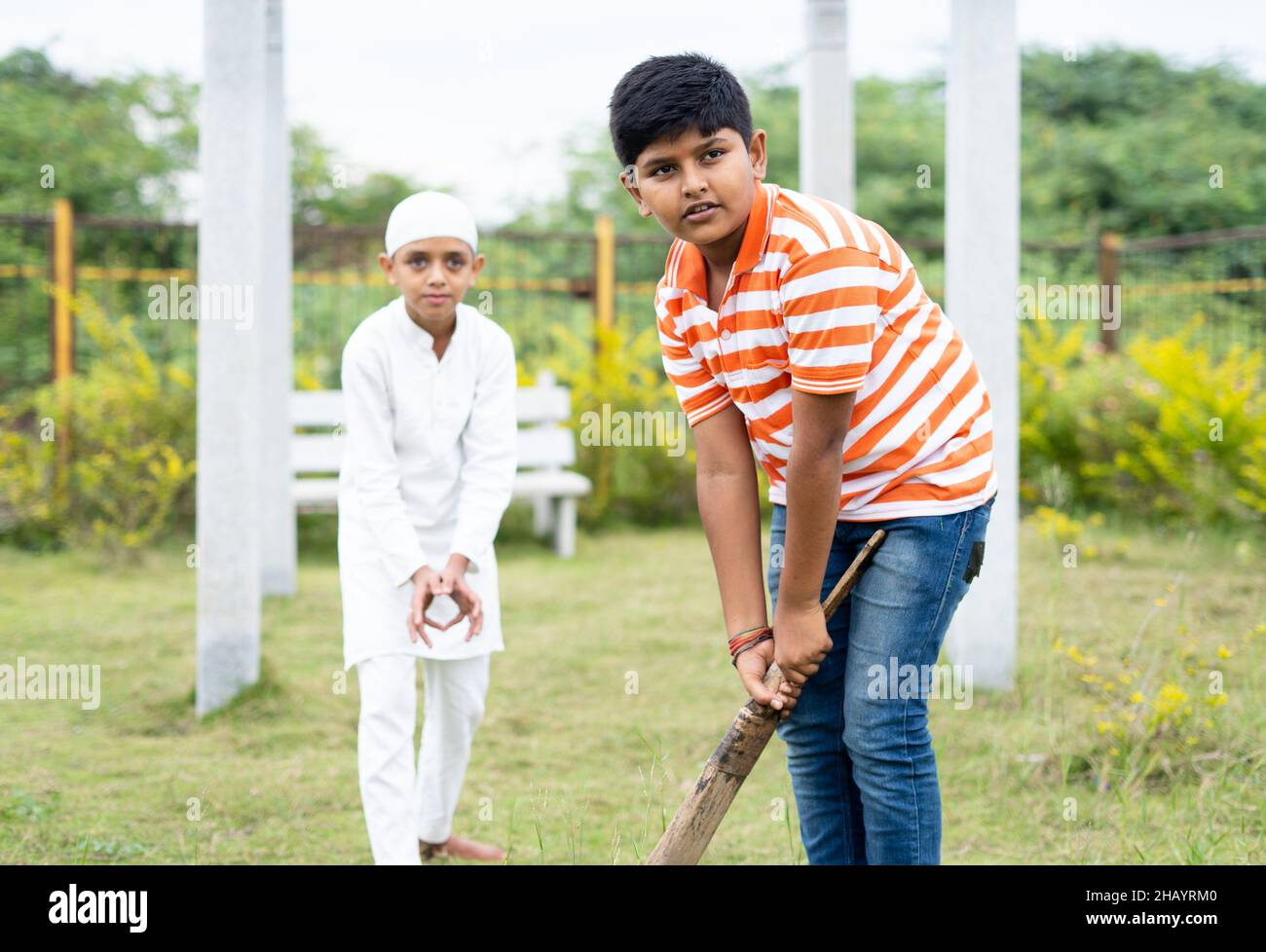 Konzentrieren Sie sich auf Front Kid multiethnische Kinder spielen Cricket im Park während Urlaub - Konzept der Freundschaft, Vielfalt und Outdoor-Aktivitäten Stockfoto