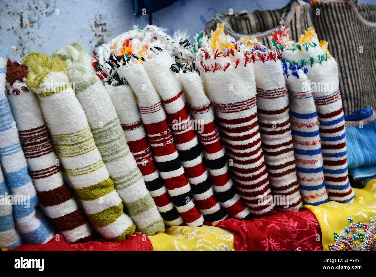 Traditionelle marokkanische Decken, die vor einem Geschäft in der Altstadt  von Chefchaouen, Marokko, ausgestellt sind Stockfotografie - Alamy