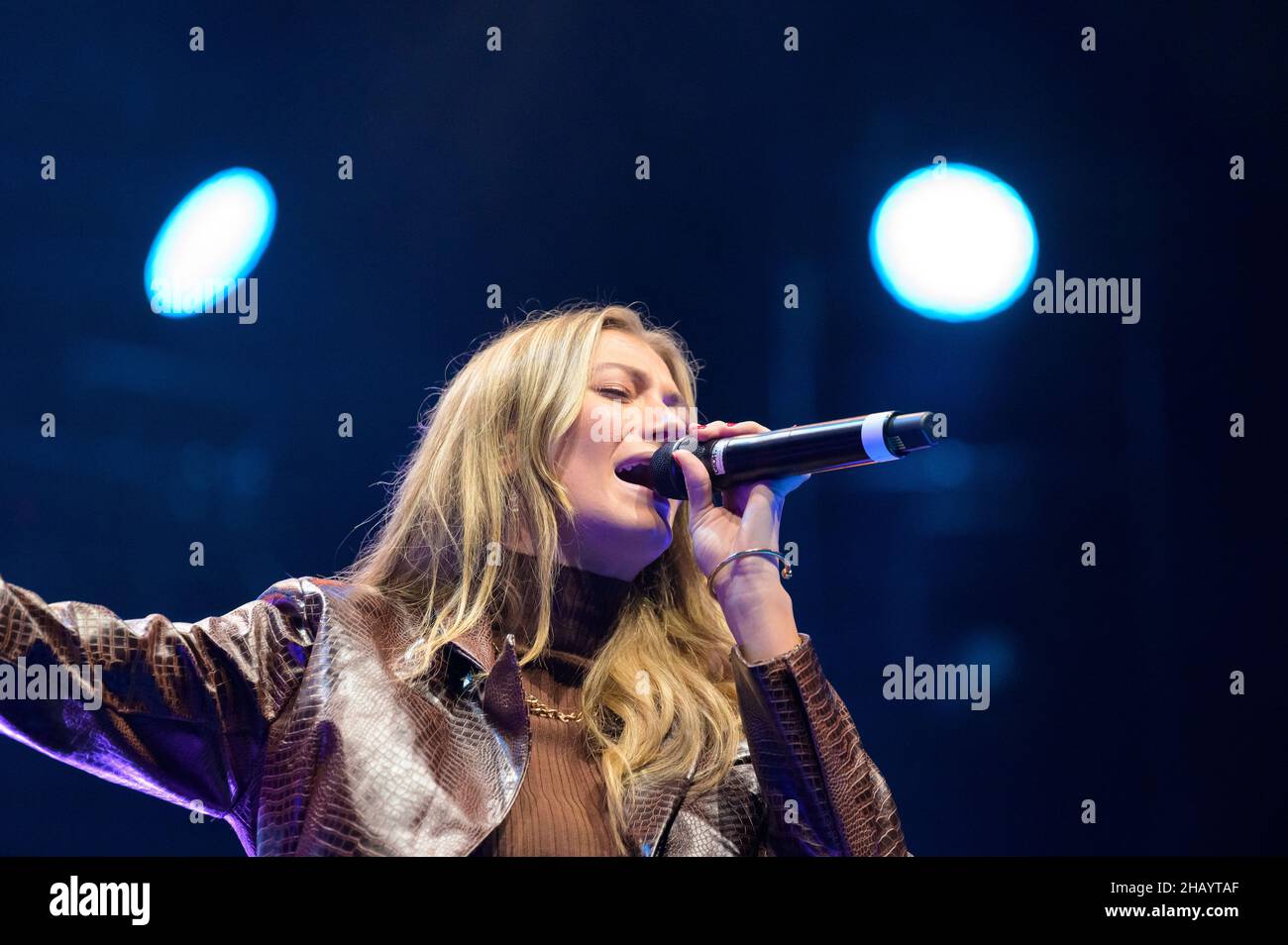 Hamburg, Deutschland. 14th Dez 2021. Sängerin Leony (richtiger Name Leonie Burger) singt auf der Hamburg, Deutschland. 14th Dez 2021. Sängerin Leony (richtiger Name Leonie Burger) singt auf der