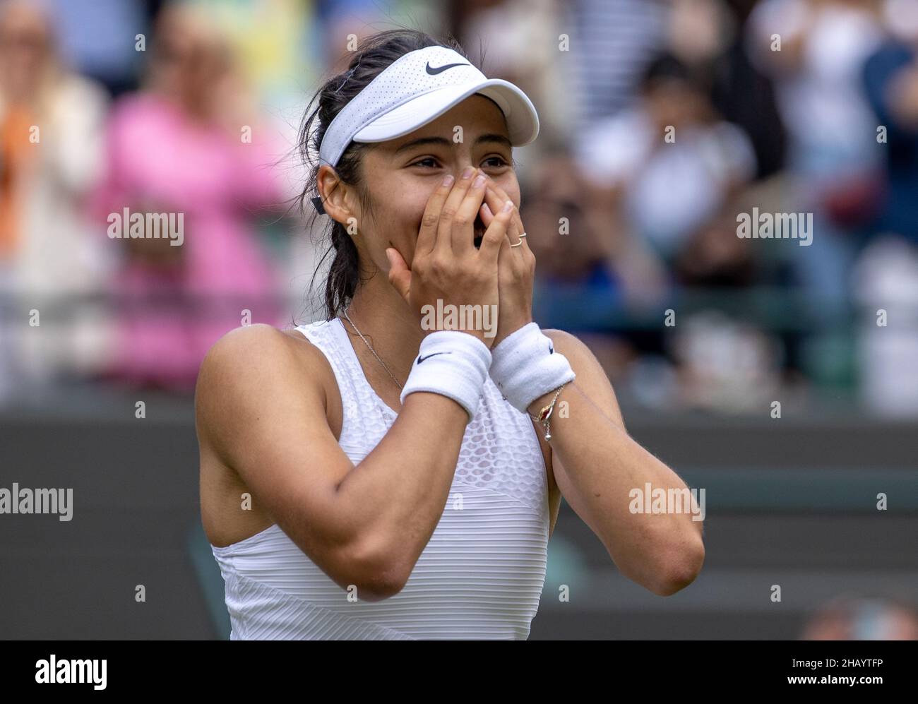 Datei-Foto vom 3-07-2021 von Emma Raducanu feiert ihren geraden Sieg gegen Sorana Cirstea in der dritten Runde der Damen-Singles in Wimbledon. Raducanus spektakulärer Triumph bei den US Open war der Höhepunkt der Saison 2021 und gewann alle 10 Spiele in geraden Sätzen. In Wimbledon zeigte Raducanu der britischen Öffentlichkeit und der Tenniswelt, was für ein besonderes Talent sie ist, und erreichte die vierte Runde mit Aufzeigen von Gelassenheit und Intelligenz, die ihren Mangel an Erfahrung widerlegte. Raducanu belegte zu Beginn der Meisterschaft Platz 338 und beendete das Jahr nur als fünfte Britin im Vergleich zu M Stockfoto