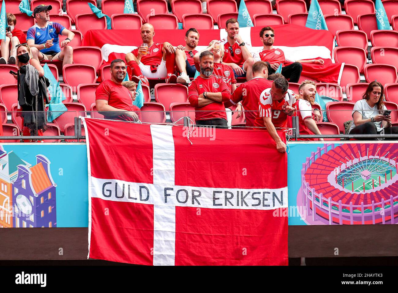 Fileboto vom 26-06-2021 von dänischen Fans mit einem Banner für Christian Eriksen. Zu Beginn des Turniers erlitt der dänische Christian Eriksen in der ersten Hälfte des Eröffnungsspiels gegen Finnland einen Herzstillstand. Ausgabedatum: Donnerstag, 16. Dezember 2021. Stockfoto