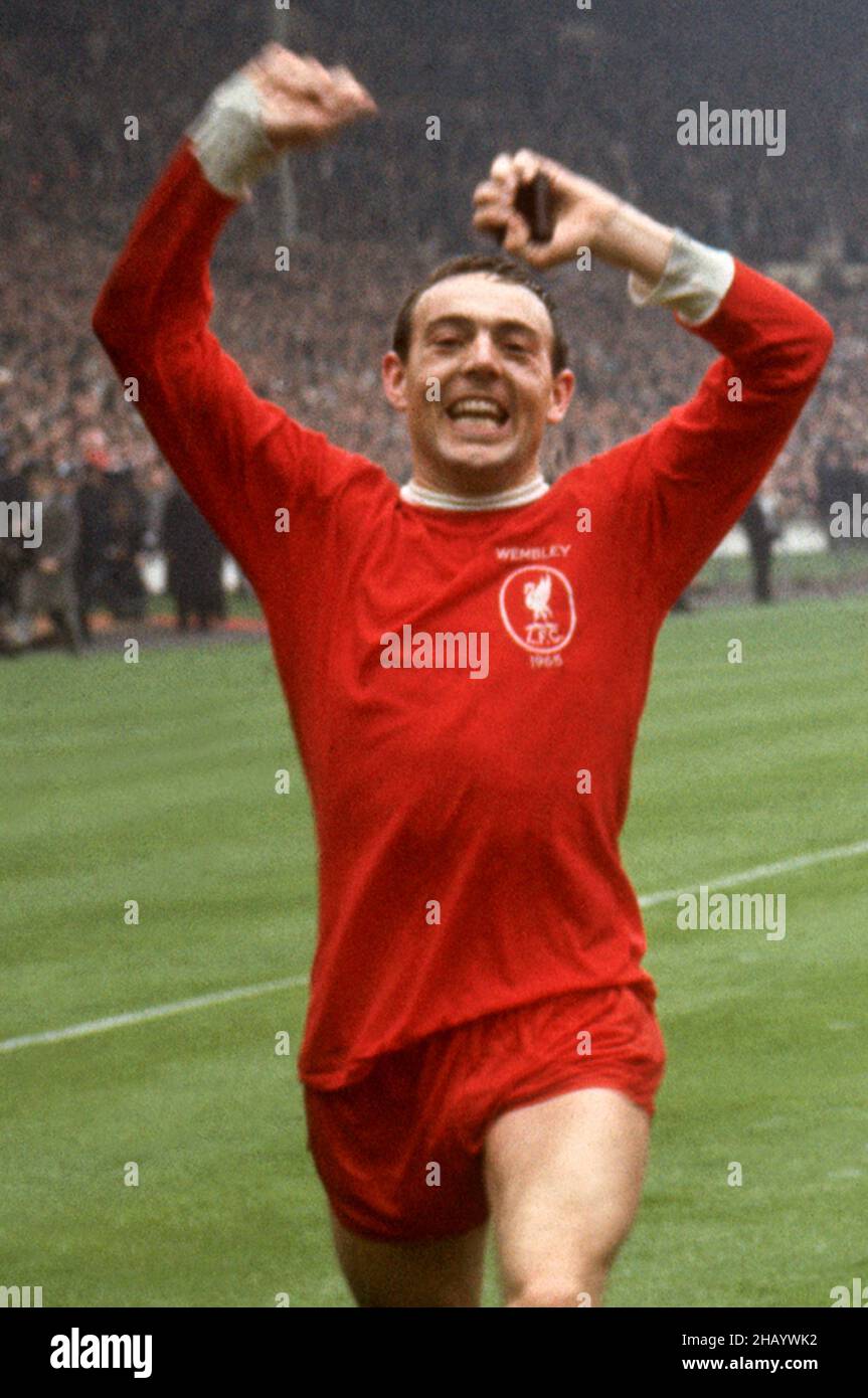 Datei-Foto vom 01-05-1965 des siegreichen Torschützen von Liverpool Ian St John feiert den Gewinn des FA Cup Ausgabedatum: Donnerstag, 16. Dezember 2020. Stockfoto