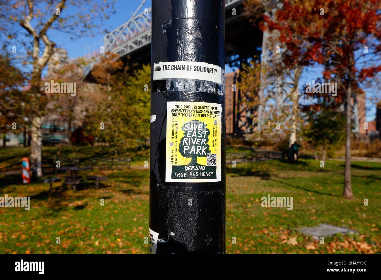 Ein Flyer „Save East River Park“ auf einem Lichtmast im East River Park, New York. 23. November 2021. [Siehe zusätzliche Informationen für die vollständige Beschriftung] Stockfoto