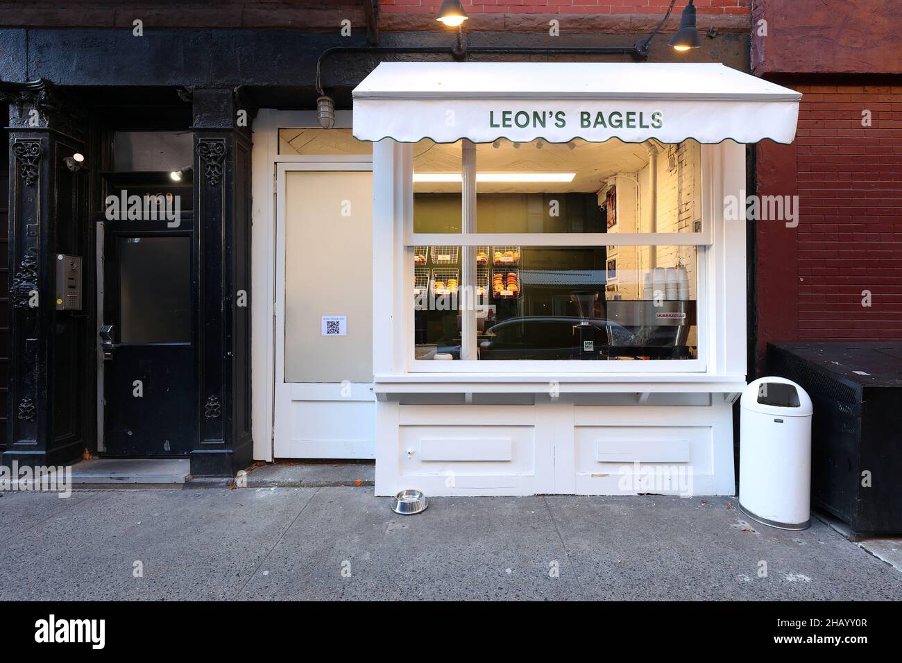 Leon's Bagels, 169 Thompson St, New York, NYC Foto von einem Bagel-Laden im Stadtteil Greenwich Village. Stockfoto