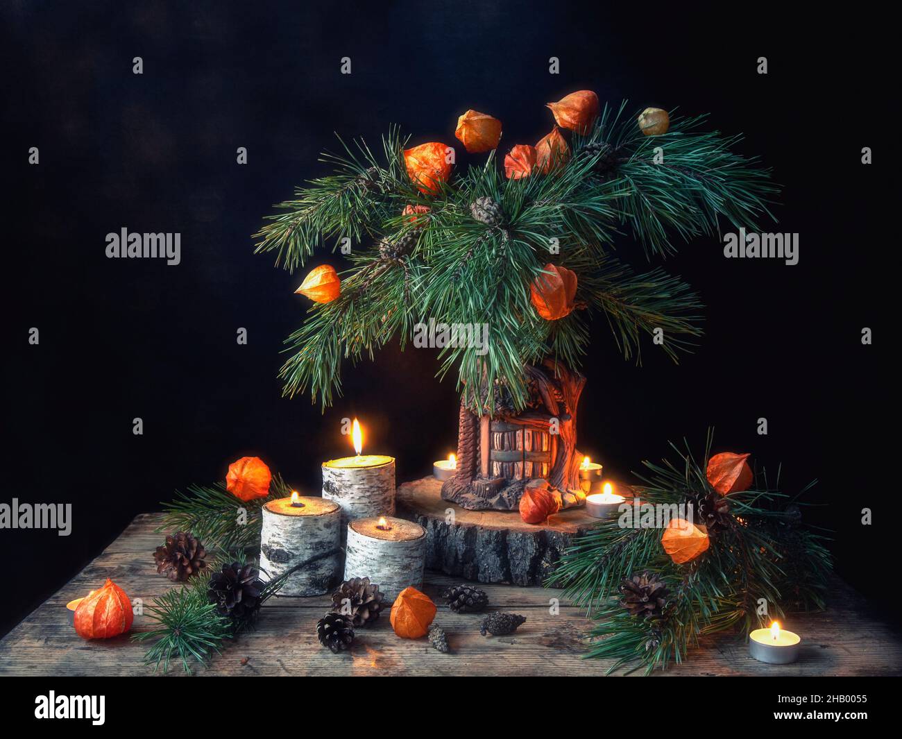 Weihnachtsbaum mit Kerzen und Dekorationen Stockfoto