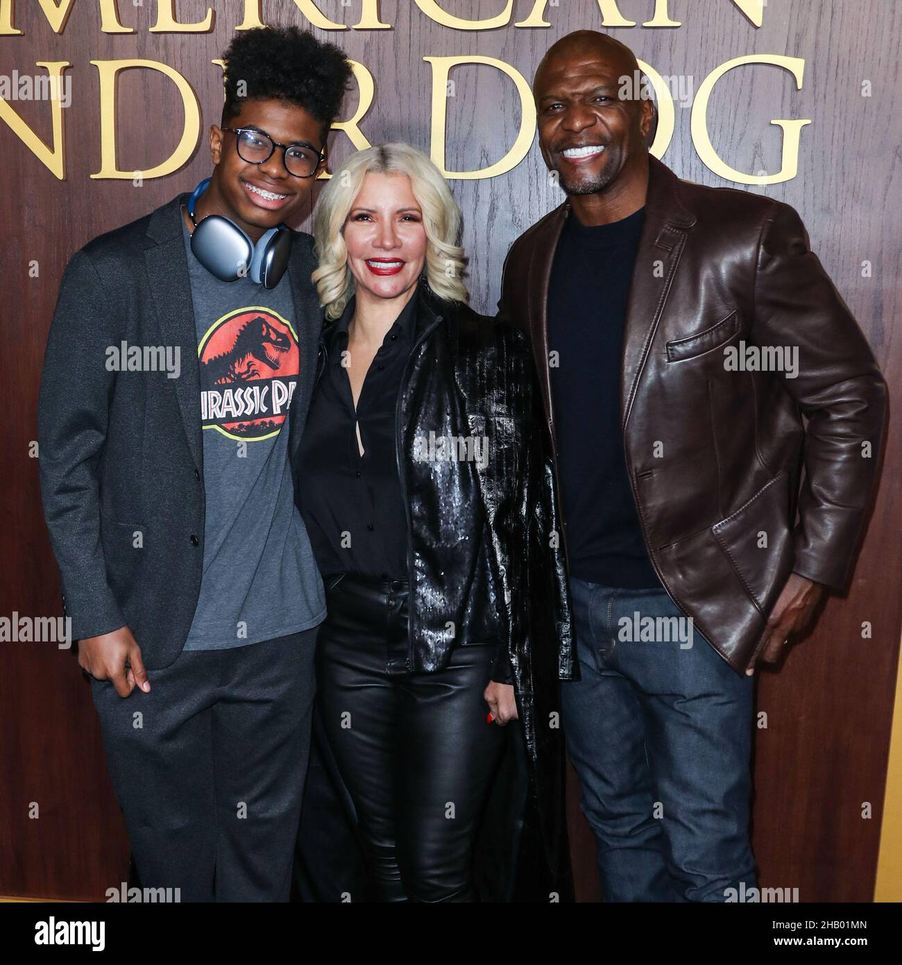 Hollywood, Usa. 15th Dez 2021. HOLLYWOOD, LOS ANGELES, KALIFORNIEN, USA - 15. DEZEMBER: Jesaja-Crews, Mutter/Schauspielerin Rebecca-Crews und Vater/Schauspieler Terry-Crews kommen zur Los Angeles-Premiere von Lionsgates 'American Underdog', die am 15. Dezember 2021 im TCL Chinese Theatre IMAX in Hollywood, Los Angeles, Kalifornien, USA, stattfand. (Foto von Xavier Collin/Image Press Agency) Quelle: Image Press Agency/Alamy Live News Stockfoto