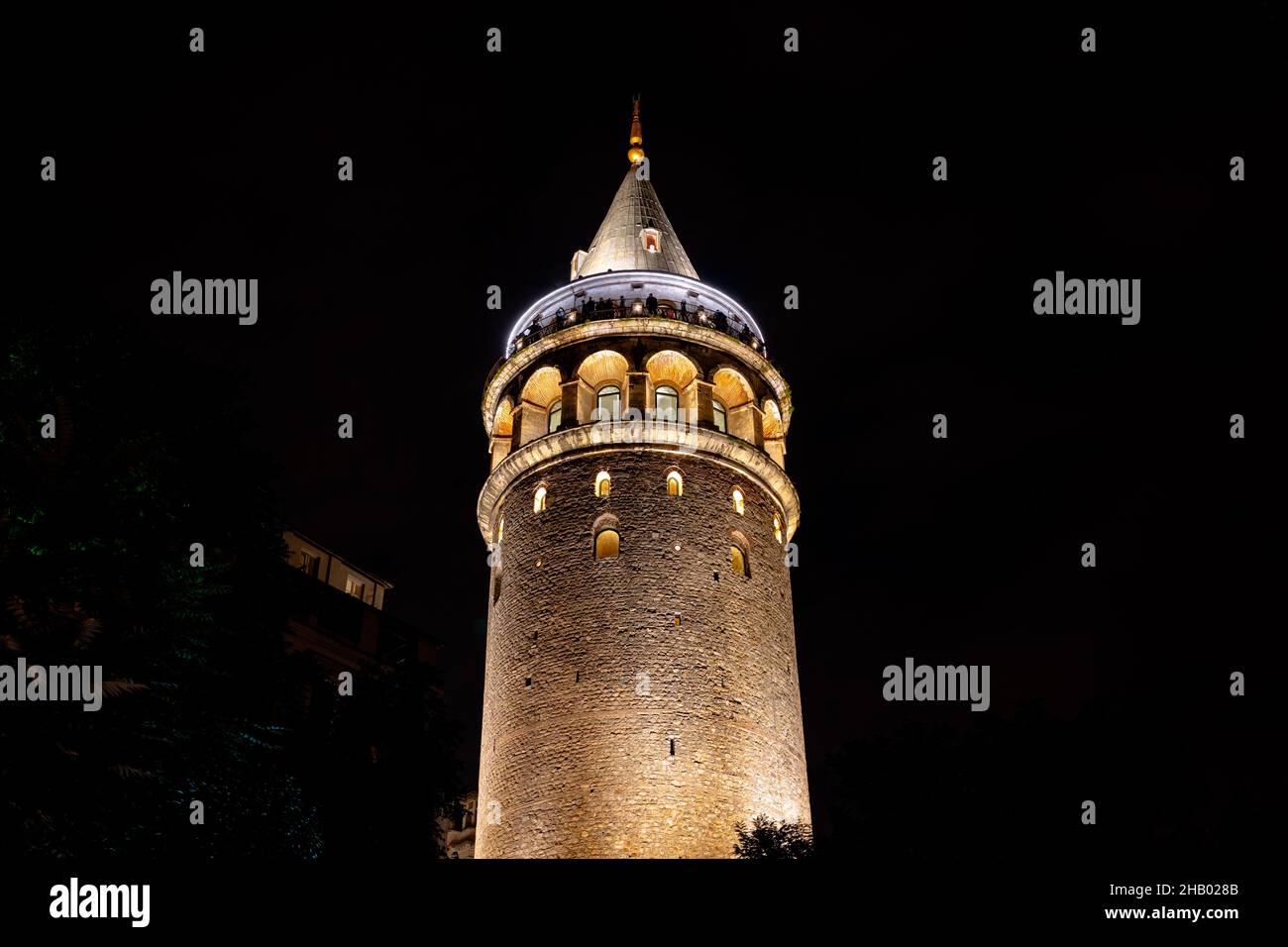 Galata Tower. Galata Tower in der Nacht auf schwarzem Hintergrund isoliert. Stockfoto