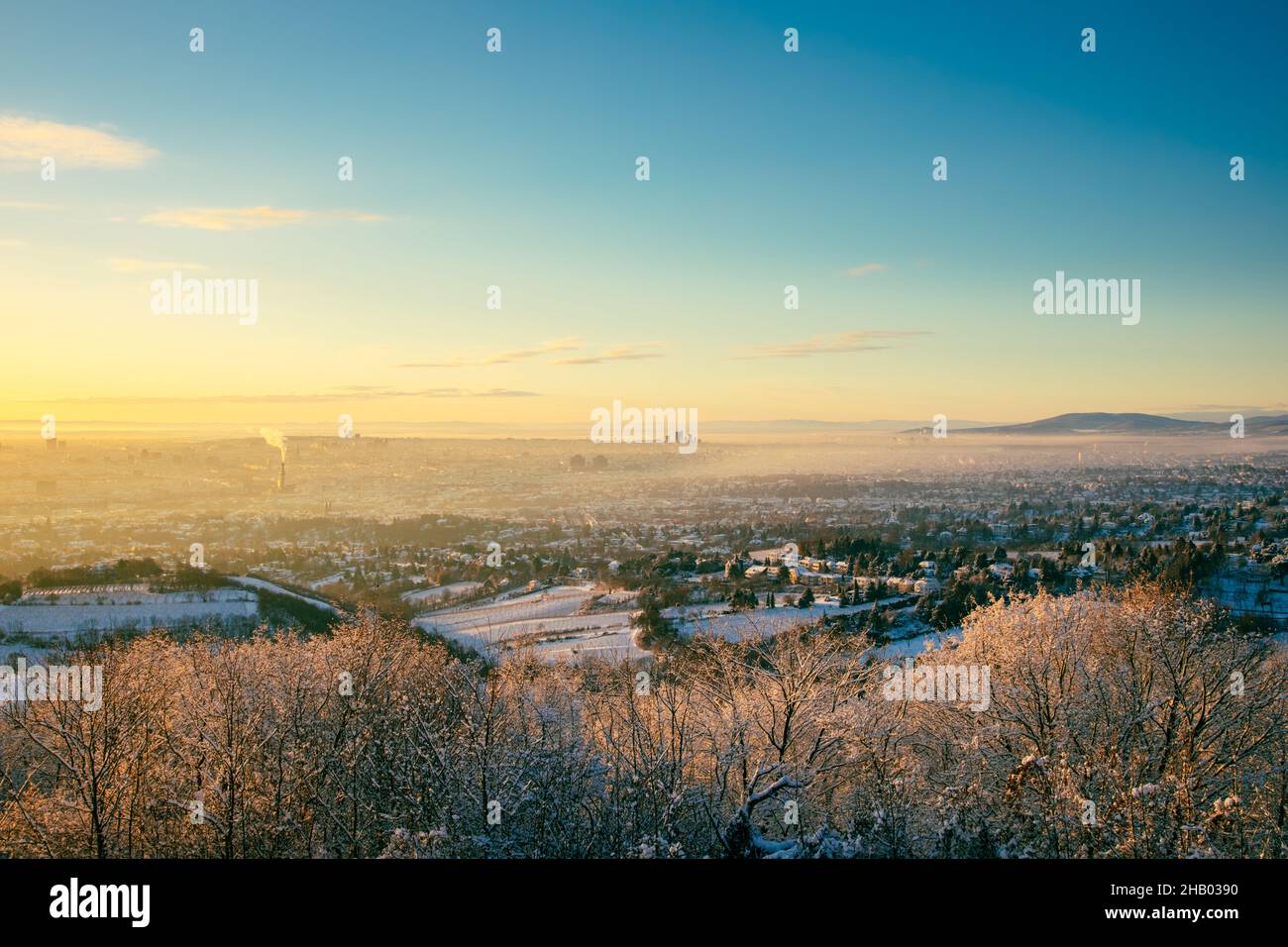 Wien in Österreich im Winter. Sonnenaufgang am Morgen Blick auf die schneebedeckte Stadt in Europa. Stockfoto