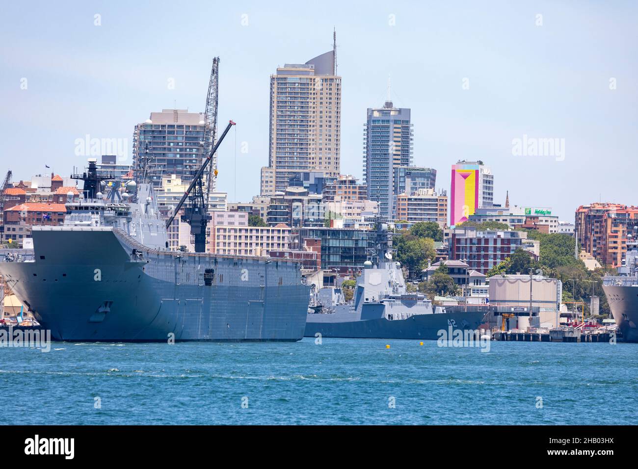 HMAS Canberra LO2 der Royal Australian Navy auf dem Marinestützpunkt Garden Island in Sydney, einem amphibischen Angriffsschiff, das 2011 ins Leben gerufen wurde Stockfoto