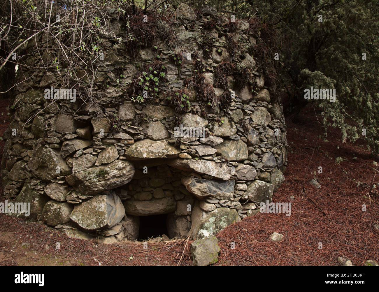 Gran Canaria, Wanderweg zwischen dem Dorf Tenteniguada in der Gemeinde Valsequillo und dem Pico de las Nieves, alter verlassener Kalkofen Stockfoto